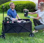 Carrito plegable negro cargado con plantas en jardín
