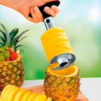 Cortador de piña en uso - pelando piña fresca