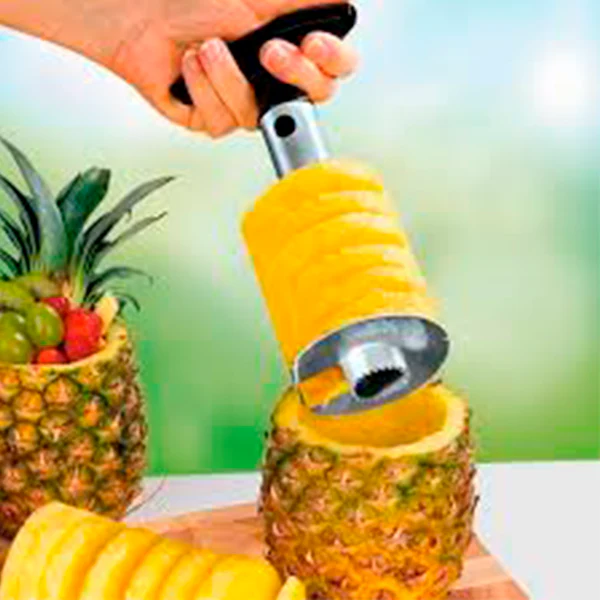 Cortador de piña en uso - pelando piña fresca
