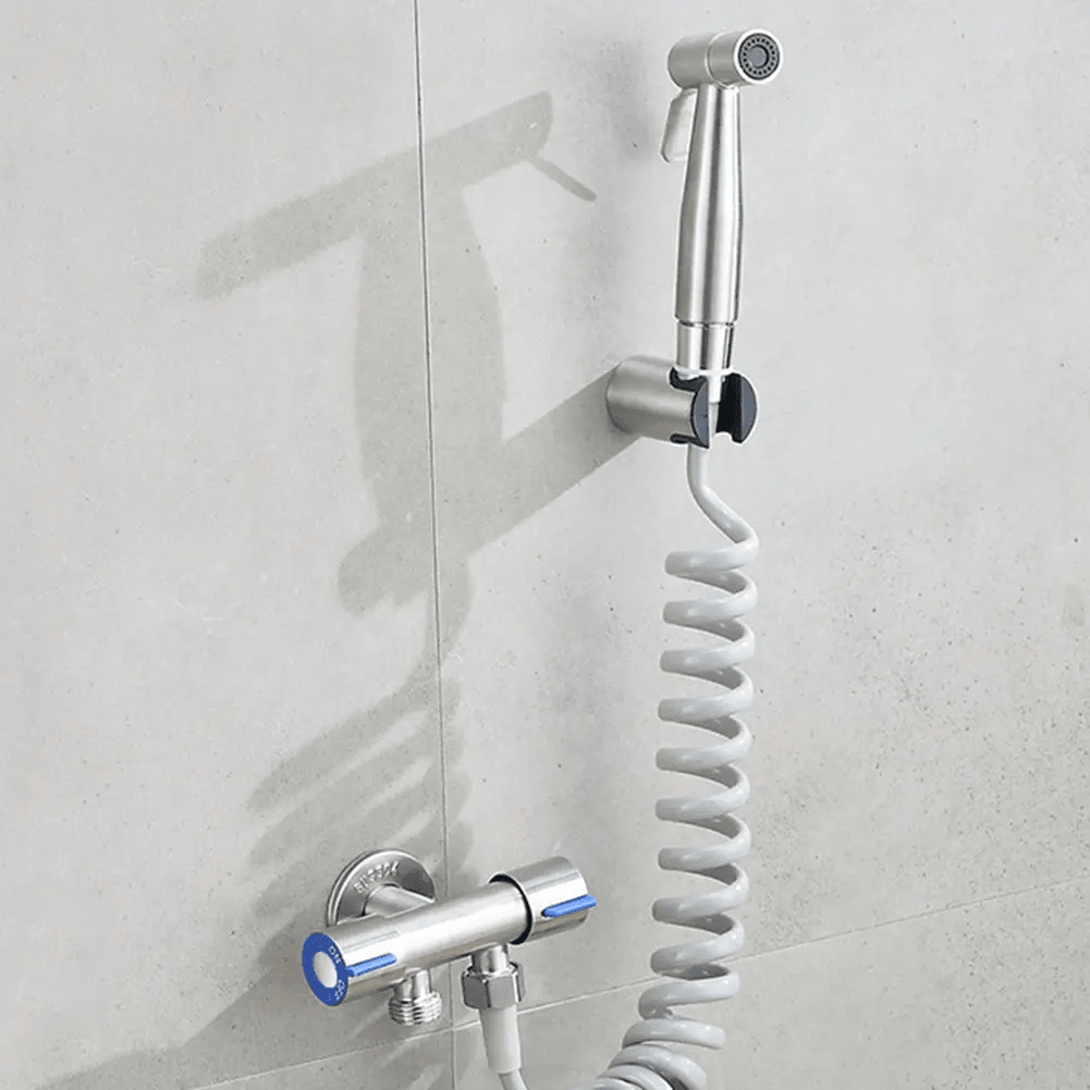 Ducha higiénica instalada en baño con manguera espiral