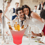 Hielera LED roja en fiesta de matrimonio