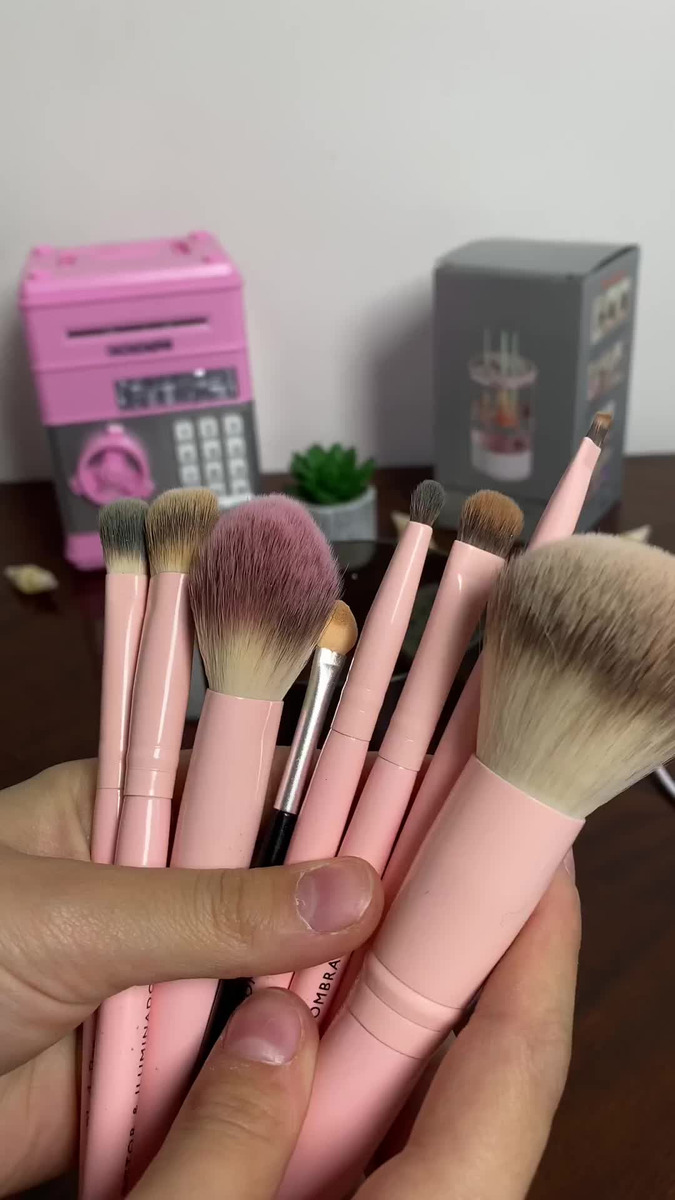 Brochas de maquillaje rosas en uso