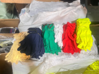 12 pares de guantes multicolores incluidos en el kit