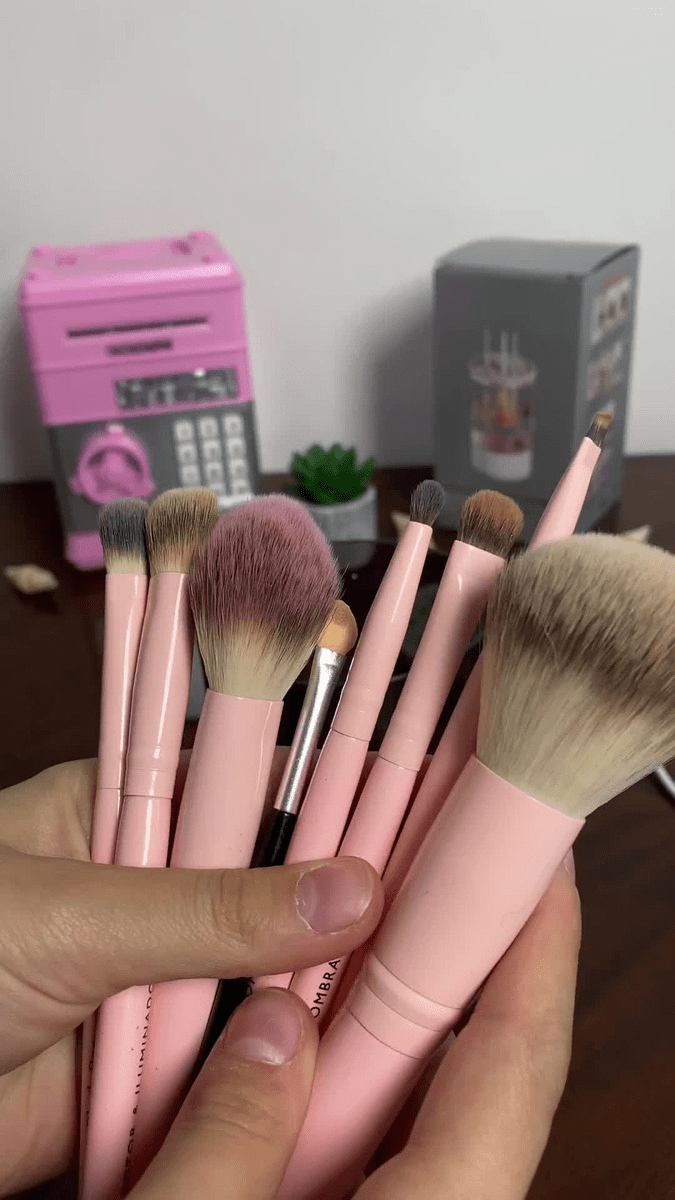 Brochas de maquillaje rosas en uso